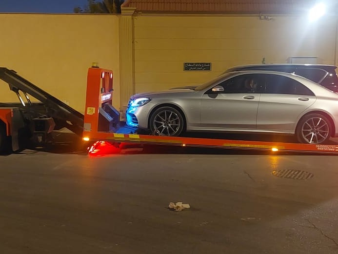 نقل سيارة مرسيدس S-Class بسطحة في الأحساء ليلًا